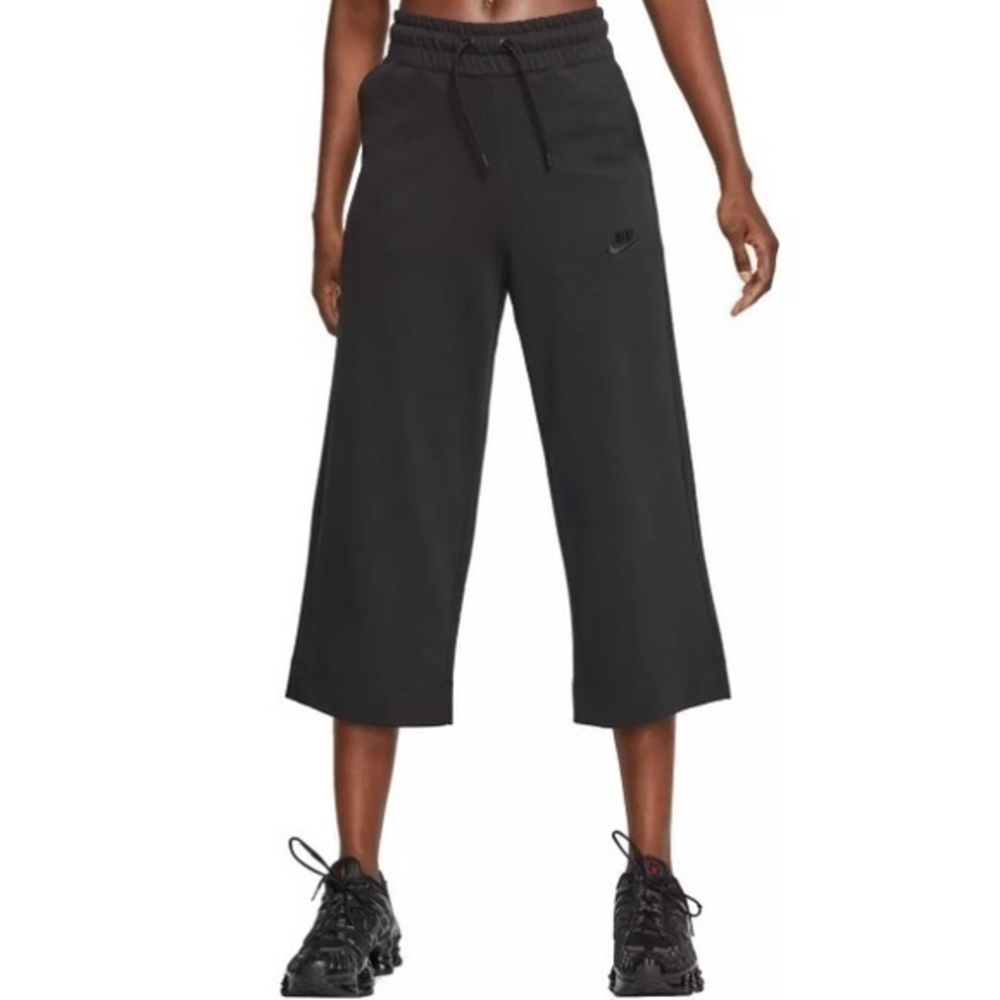 NWT. NIKE Women’s Jersey Capri